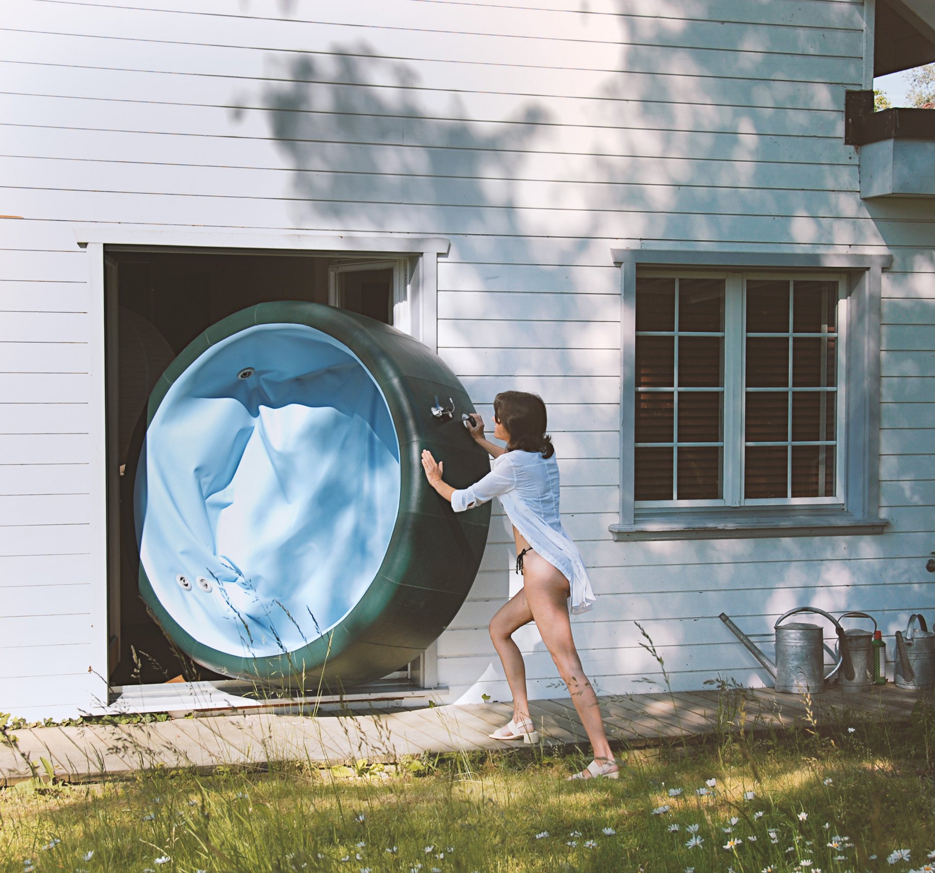 Frau rollte einen Whirlpool