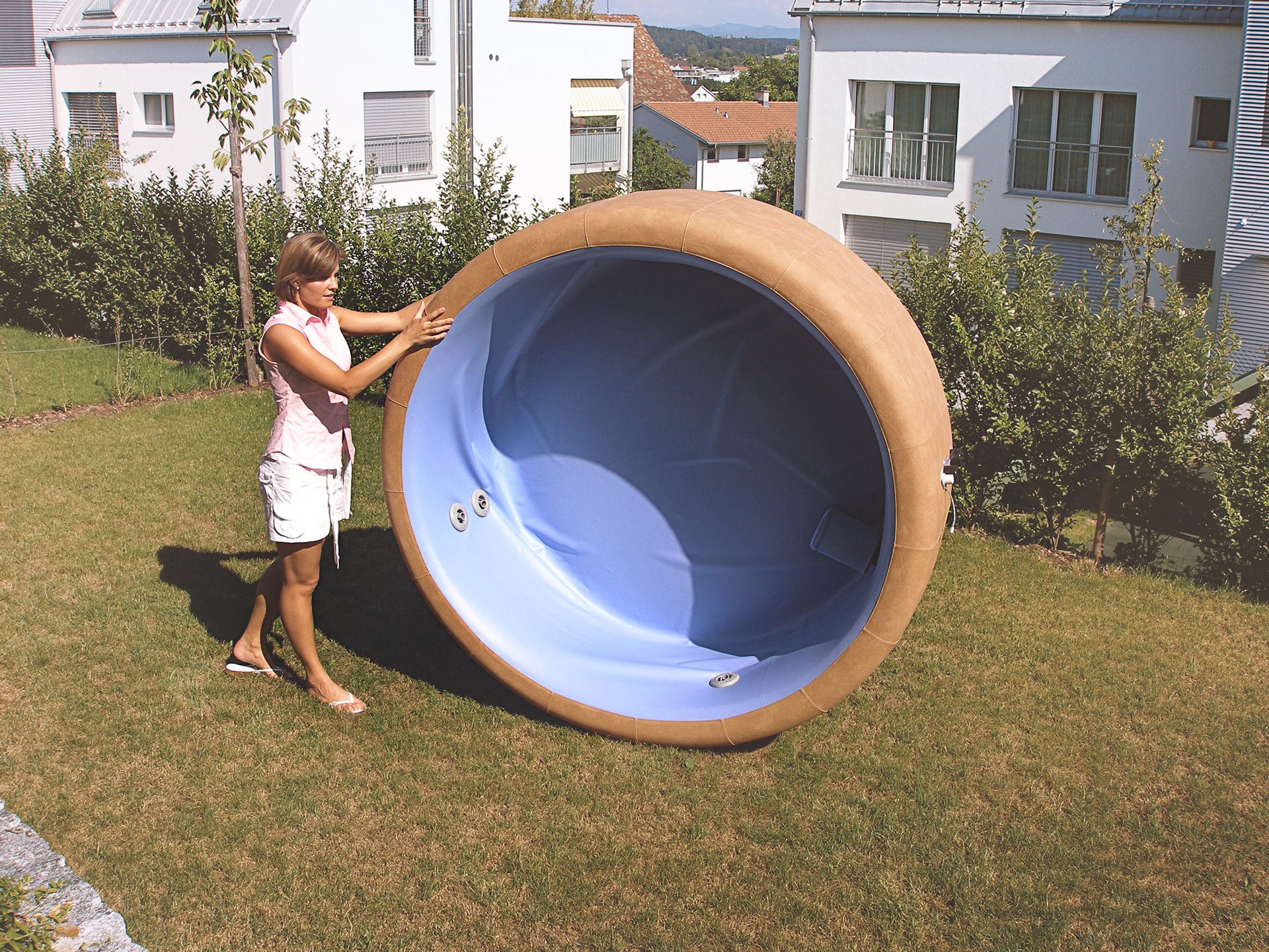 Frau rollte Whirlpool durch den Garten